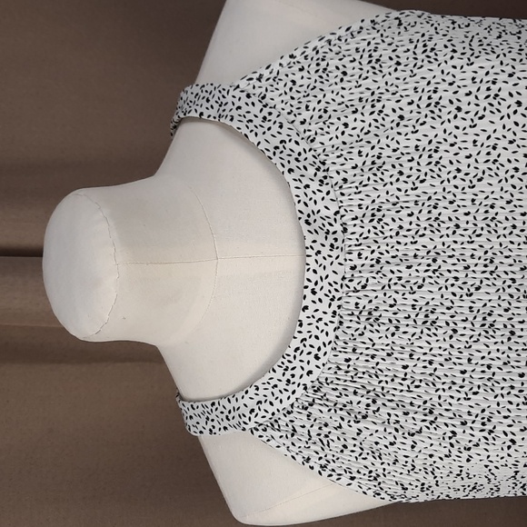 Adrianna Papell white & black pleated loose-fit sleeveless top, size medium - Picture 2 of 9